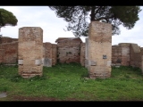 08069 ostia - regio v - insula ii - terme del filosofo (v,ii,6-7) - raum (6) - porticus - bli ri osten - 01-2024.jpg